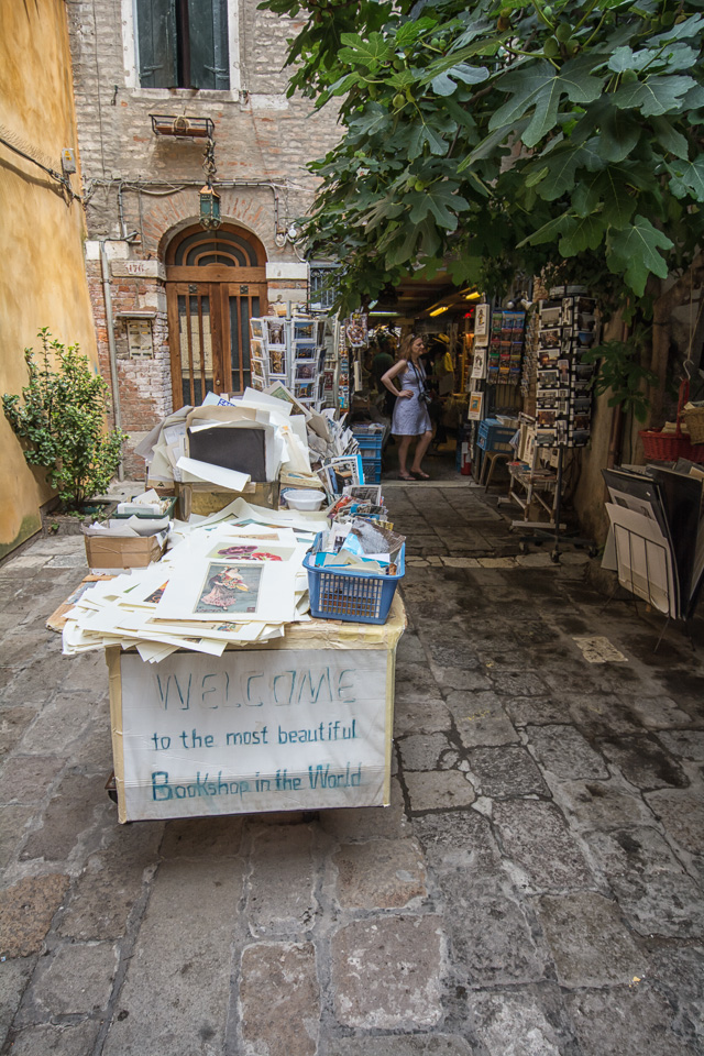 Street entrance to Aqcua Alta bookstore